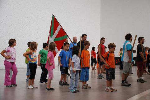 Herri aurreskua eta Kantaita iluntzean suaren inguruan