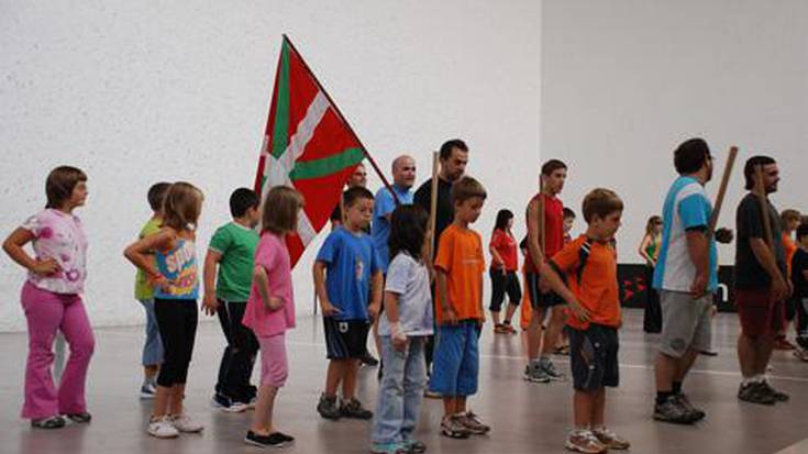 Herri aurreskua eta Kantaita iluntzean suaren inguruan