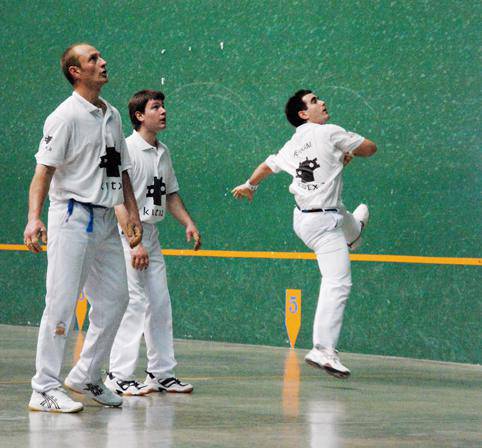 Hernani aurrera dijoa herri artekoan, atzo Zarautzi 
irabazita