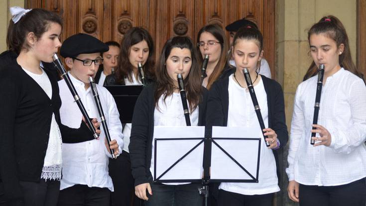 Gazte eta helduek elkarrekin jo zuten atzo, ikasturteko azken kontzertuan