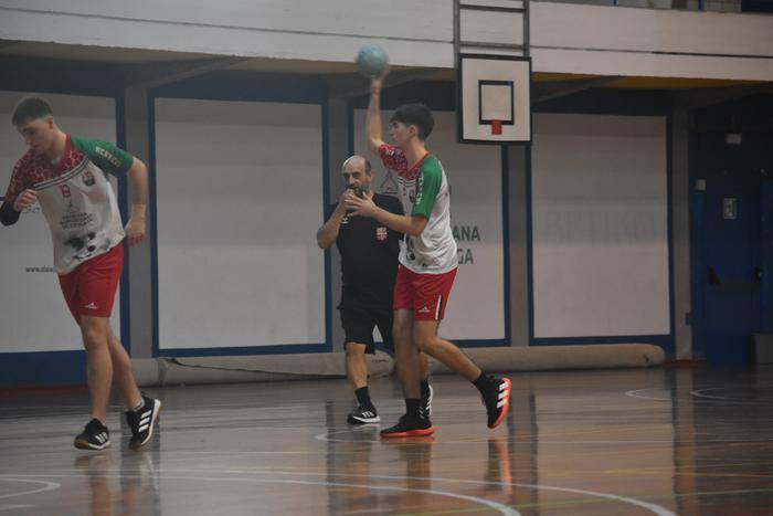 Hernanik Gipuzkoako eskubaloiko lehen mailara igotzeko aukera du