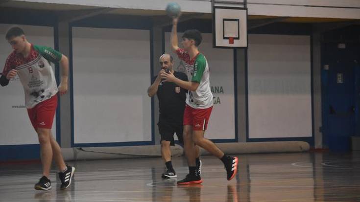 Hernanik Gipuzkoako eskubaloiko lehen mailara igotzeko aukera du