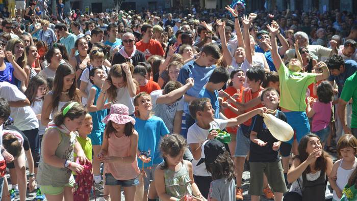 Zeruan lehertuko den suziriak, sua piztuko du Plazan... eta festa giroa txoko guztietan!