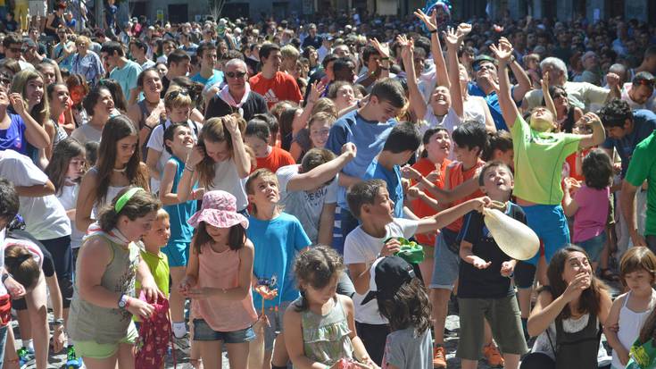 Zeruan lehertuko den suziriak, sua piztuko du Plazan... eta festa giroa txoko guztietan!