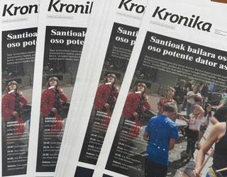 Gaurko Kronikaren paketea erre dute Gnomos liburudendaren aurrean