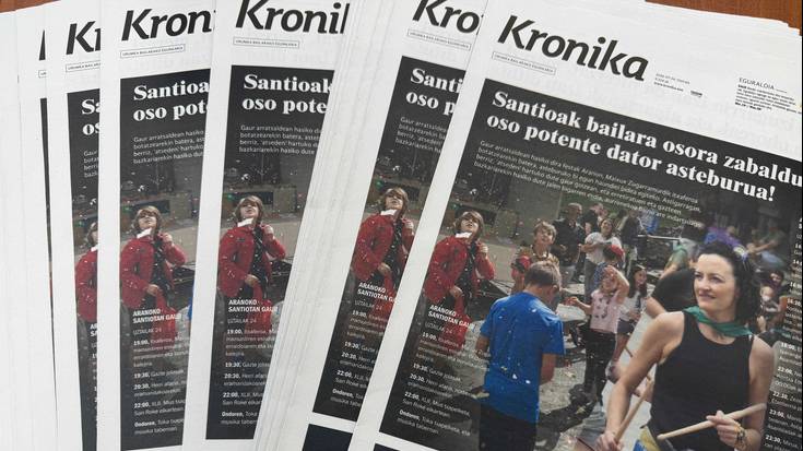 Gaurko Kronikaren paketea erre dute Gnomos liburudendaren aurrean
