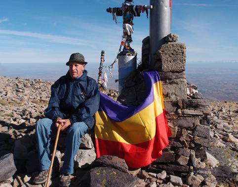 Moncayo gailurrean 82 urterekin, anaiaren errautsak bisitatzen