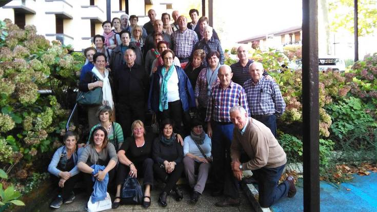 Natura eta historian barrena ibilbidea, bazkariak borobilduta