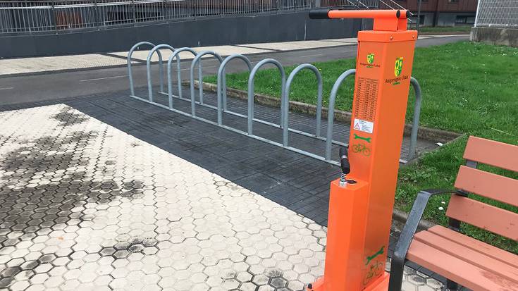 Bizikletak konpontzeko hiru totem jarri dituzte Astigarragan