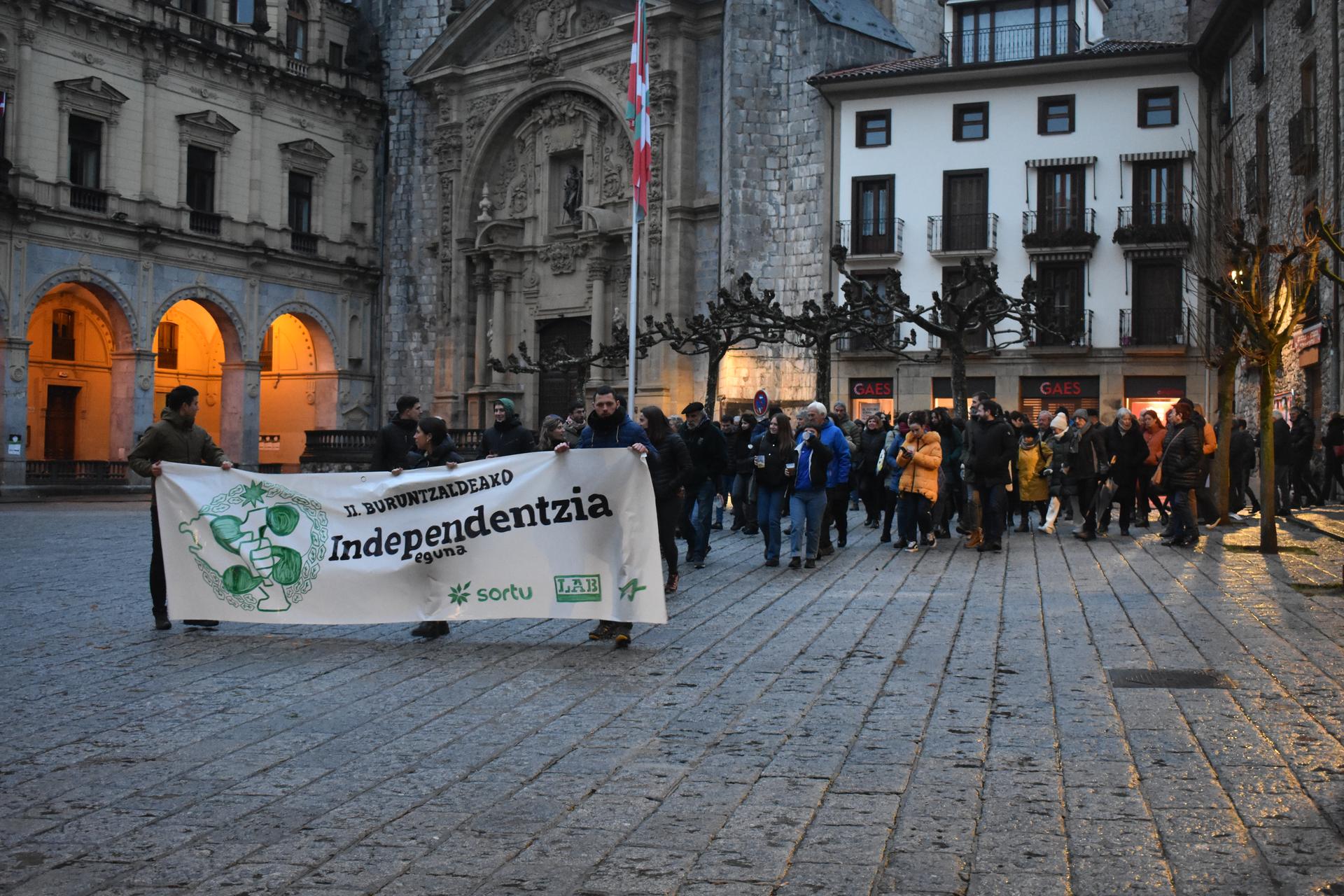 Jendetsua izen zen Independentzia Eguna, Hernanin