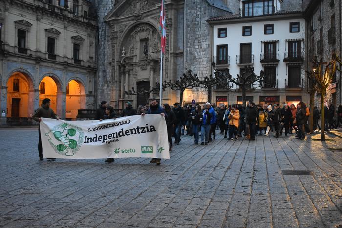 Jendetsua izen zen Independentzia Eguna, Hernanin