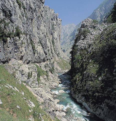 Ruta del Cares,
Picos de Europako arroila ikusgarrira irteera