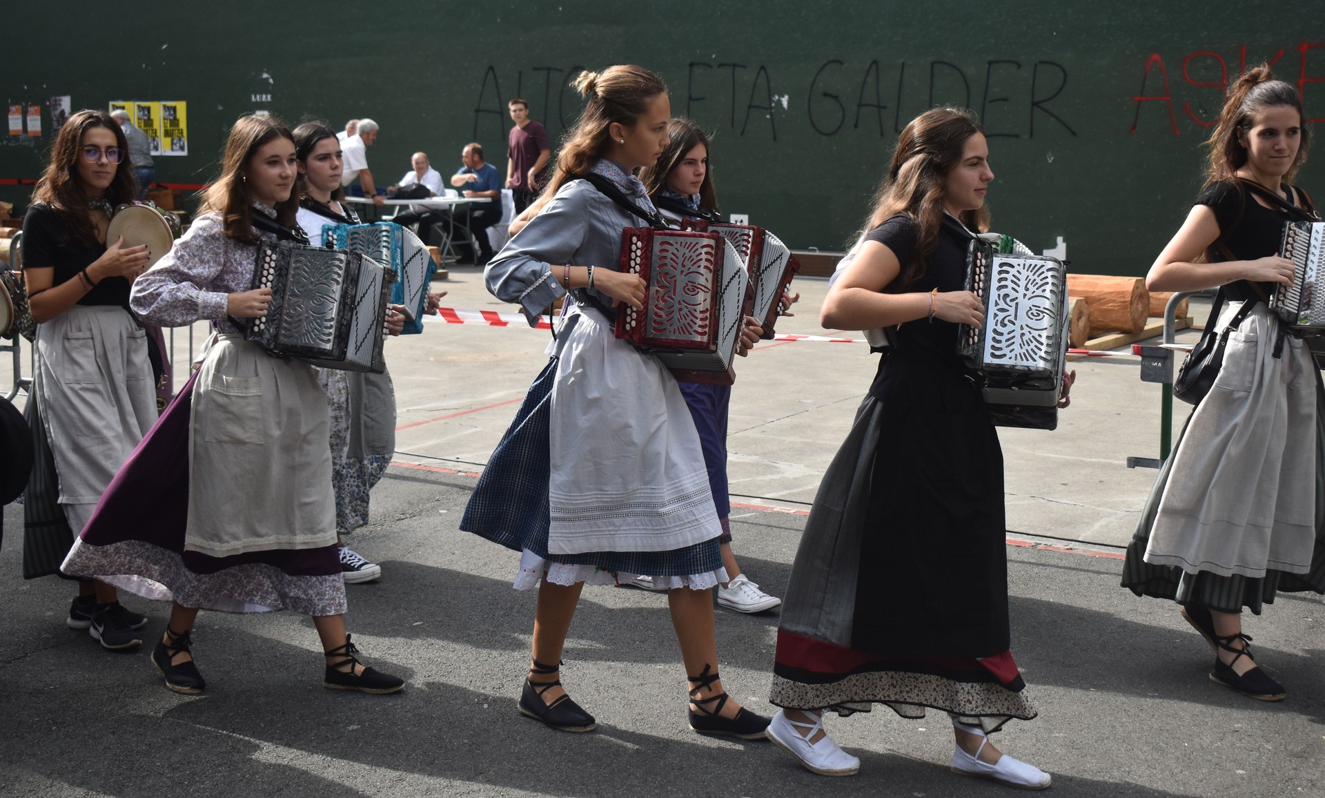 Dantzaz, musikaz eta irriparrez blai, asteburua