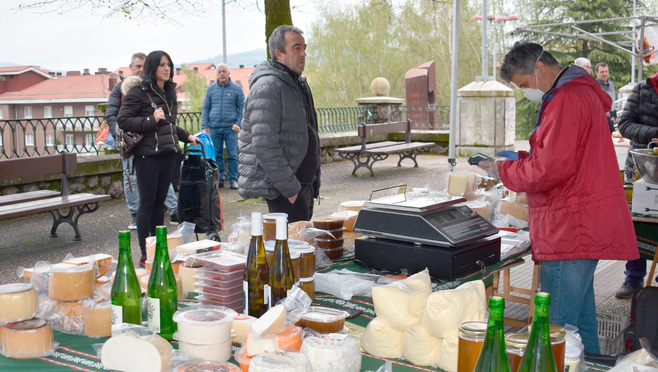 Azokak martxan jarraitzen du elikagai postuekin, baina asteazkenean egingo da
