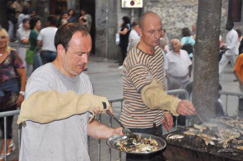 Adarragako txokolatea eta sardina erreak, egun guztiko festaren ginda