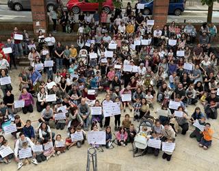 250 herritar inguru elkartu dira jangela eredu berriaren aldeko argazkian