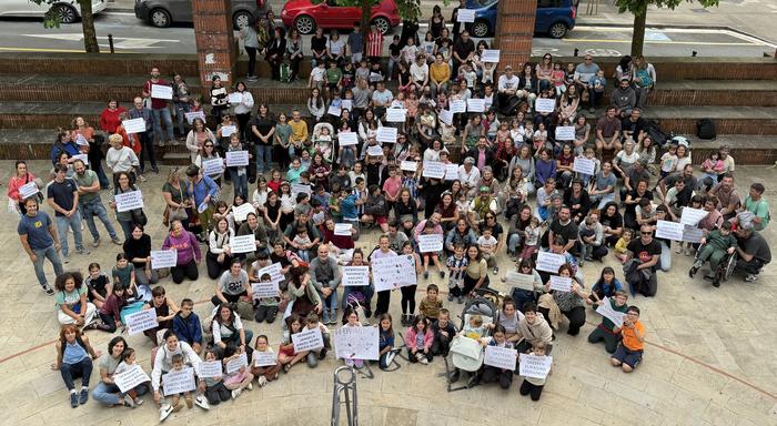 250 herritar inguru elkartu dira jangela eredu berriaren aldeko argazkian