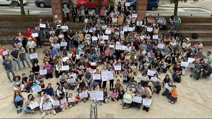 250 herritar inguru elkartu dira jangela eredu berriaren aldeko argazkian