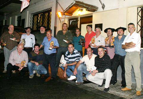 Txapeldunak, Pepe eta Martin, Juan eta Antonio, eta Andoni Cisneros, Elizatxo elkarteko mus, tute eta toka txapelketan.