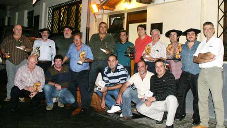 Txapeldunak, Pepe eta Martin, Juan eta Antonio, eta Andoni Cisneros, Elizatxo elkarteko mus, tute eta toka txapelketan.