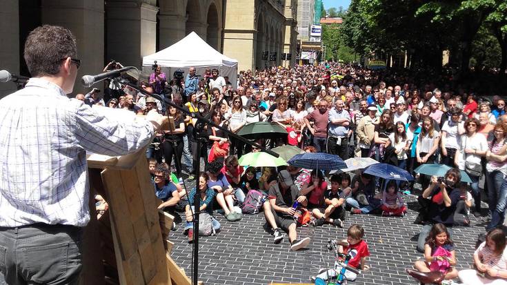 Milaka lagun, tartean ehundaka hernaniar, erraustegiaren kontra