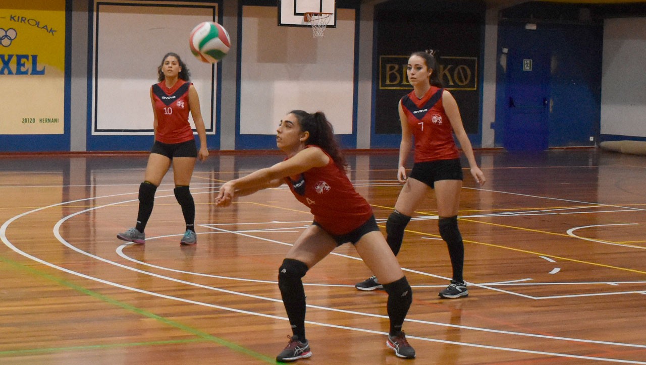 Laugarren postuaren bila, Lankideren aurka etxean