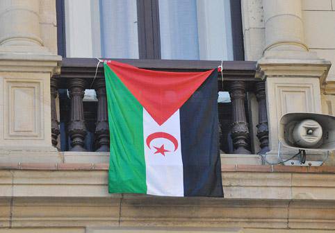 Saharako bandera Udaletxeko balkoian
