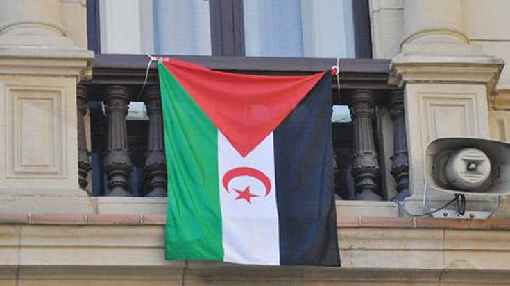 Saharako bandera Udaletxeko balkoian
