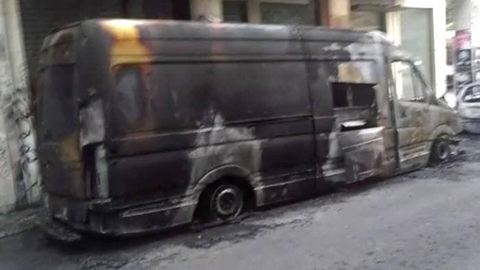 SOS Errefuxiatuaken furgoneta erre dute