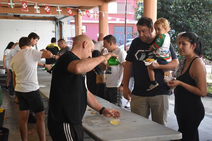 Eguerdiko beroari sagardo frexkoarekin egingo diote aurre Zikuñagako Jaietan