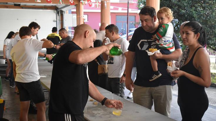 Eguerdiko beroari sagardo frexkoarekin egingo diote aurre Zikuñagako Jaietan