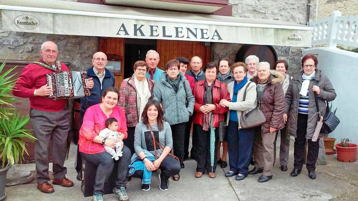Akelenean bazkaltzen ere, ‘Berriketan’