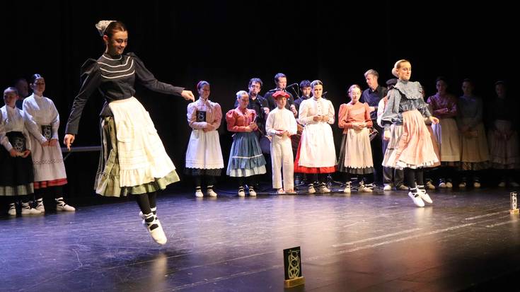 Gazte mailako Aurresku Txapelketa izan zen larunbatean, Astigarragan