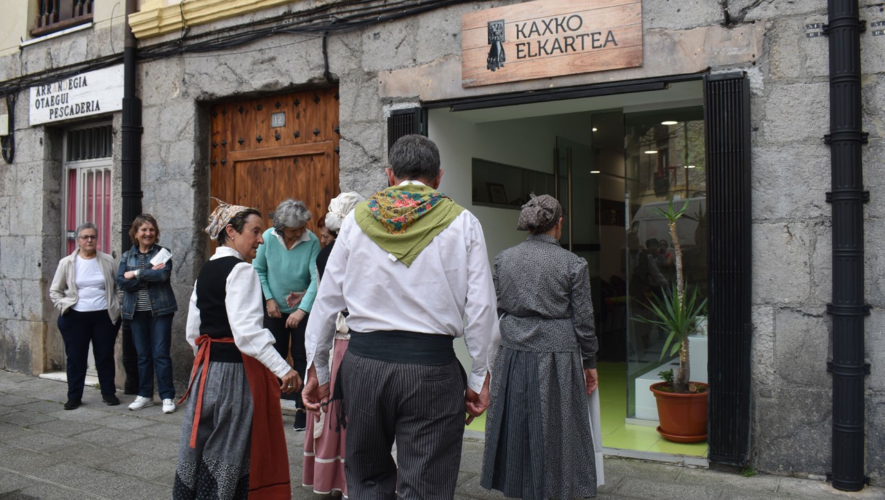 Adinekoentzako saioak martxan, Kaxko elkarteak