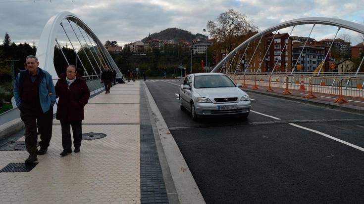 Atzo ireki zuten Karabelgo zubi berria,  eta gaur botako dute zaharra