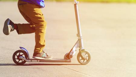 Patinetea, patinak, argazki kamera eta linterna prest, ginkanarako