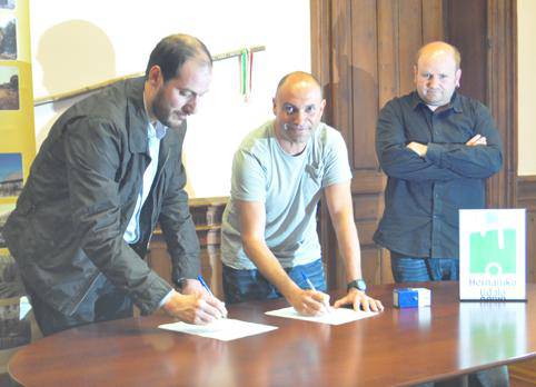 Udalak eta Fiarek hitzarmena sinatu dute, «herrian oinarritzen den banka bultzatzeko»