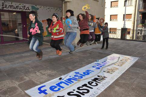 Egungo sistemarekin bukatzeko, feminismoaren sokari eusteko dei egin dute