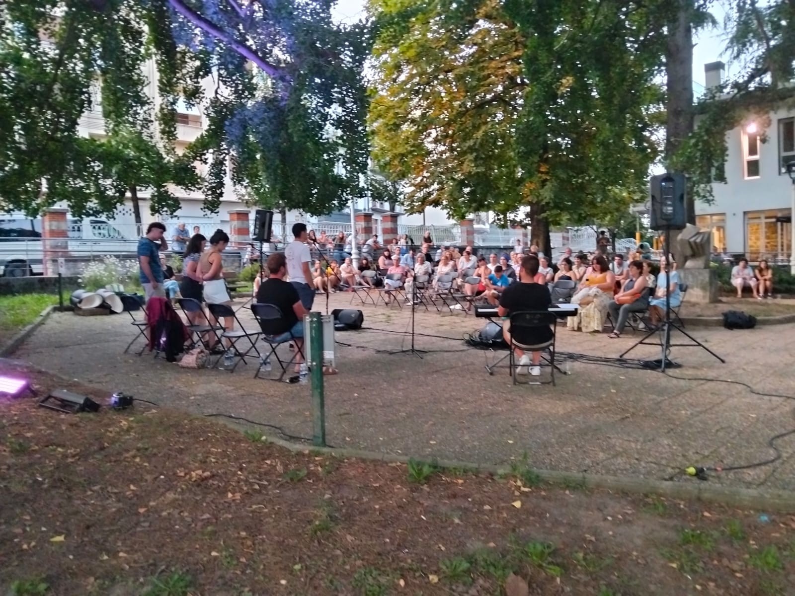 Giro ederra sortu zen pasa den ostiraleko bertso saio musikatuan