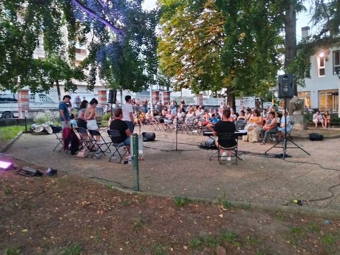Giro ederra sortu zen pasa den ostiraleko bertso saio musikatuan