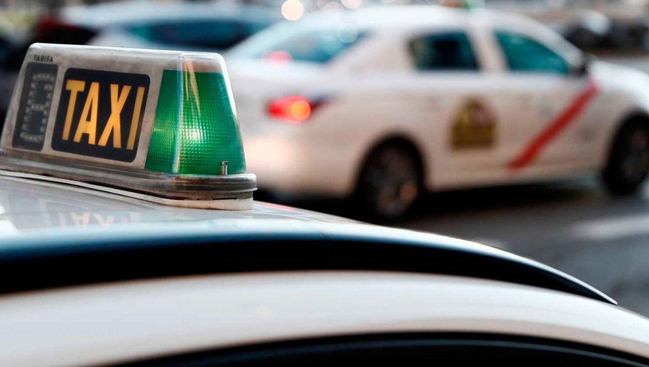 Donostiako Udalak hitzarmen bat sinatu du, inguruko udalerrietako taxiek hirian lan egin ahal izan dezaten