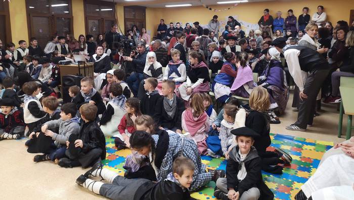 Elkarrekin eta goxo-goxo amaitu zuten urteko  azkeneko eskola eguna, Goizuetako Xalto eskolan