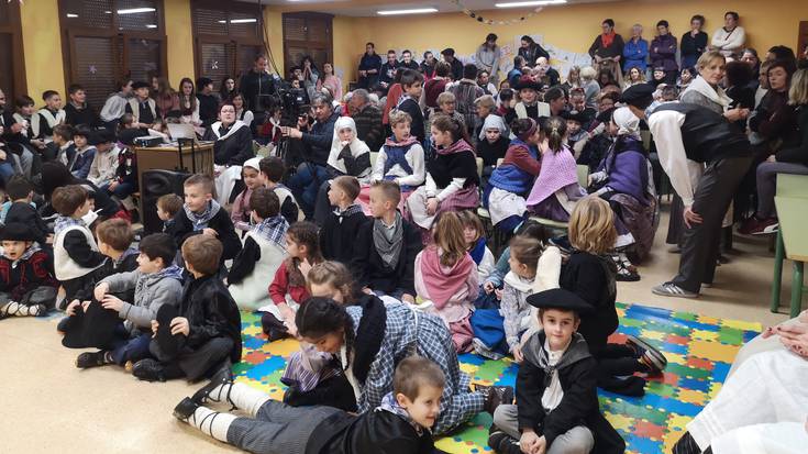 Elkarrekin eta goxo-goxo amaitu zuten urteko  azkeneko eskola eguna, Goizuetako Xalto eskolan