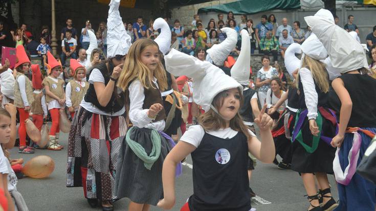 Galtxagorri, sorgin eta azti,  suaren deiari segi