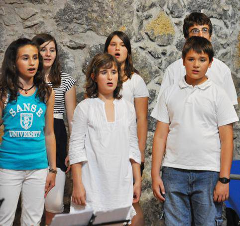 Hamasei abesti eskaini zituen 
Musika Eskolako abesbatzak, 
bi taldetan banatuta
