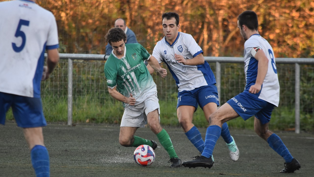 Garaipen bat eta bi berdinketa, bailarako futbol talde nagusiek