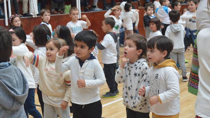 «Prom, pom, pom, familian euskaraz, Eguberri on!»