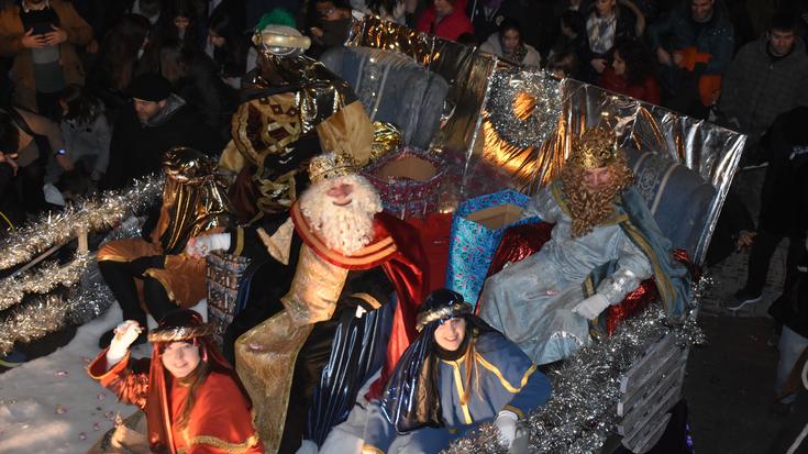 Errege Magoen kabalgatak ez du hutsik egingo borondatezko lanari esker