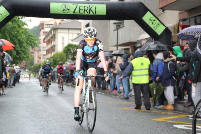 Bost astigartar, pista  denboraldiari ekiteko gogoz