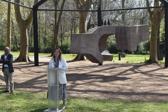 Eduardo Chillidaren 'Topaketa-lekua IV' obra monumentala, Chillida Lekun zintzilik, ikusgai